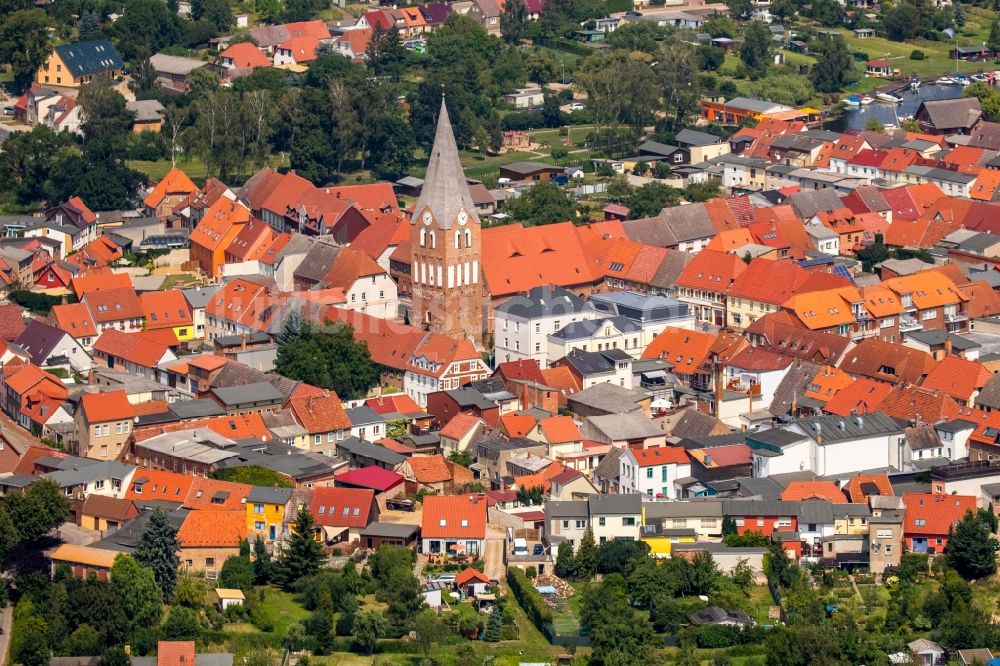 Neukalen von oben - Kirchengebäude der Johanneskirche im Altstadt- Zentrum in Neukalen im Bundesland Mecklenburg-Vorpommern