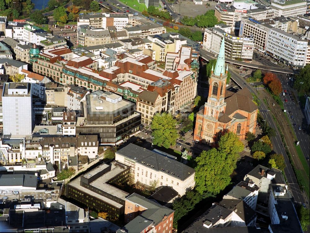 Luftaufnahme Düsseldorf - Kirchengebäude Johanneskirche am Martin-Luther-Platz in Düsseldorf im Bundesland Nordrhein-Westfalen, Deutschland