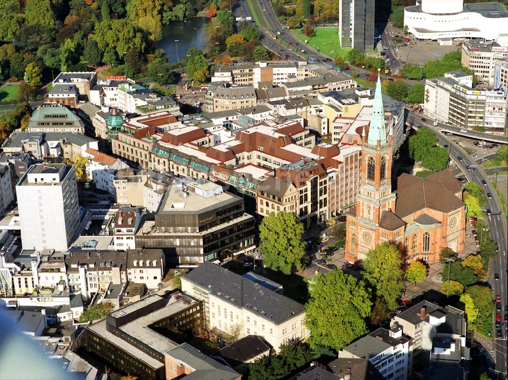 Düsseldorf von oben - Kirchengebäude Johanneskirche am Martin-Luther-Platz in Düsseldorf im Bundesland Nordrhein-Westfalen, Deutschland