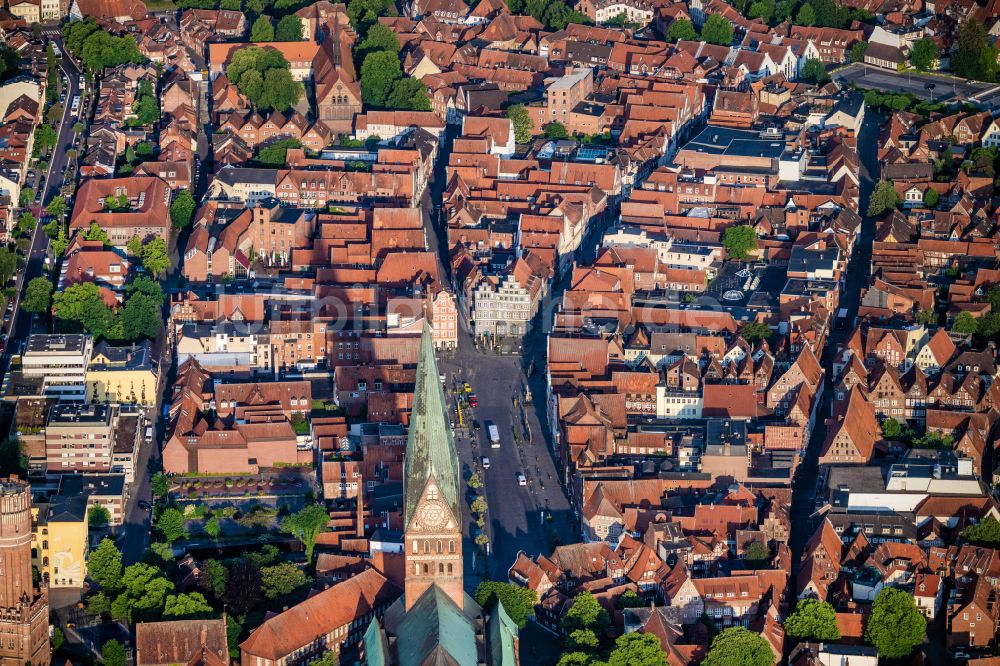 Lüneburg aus der Vogelperspektive: Kirchengebäude St. Johannis im Altstadt- Zentrum in Lüneburg im Bundesland Niedersachsen, Deutschland