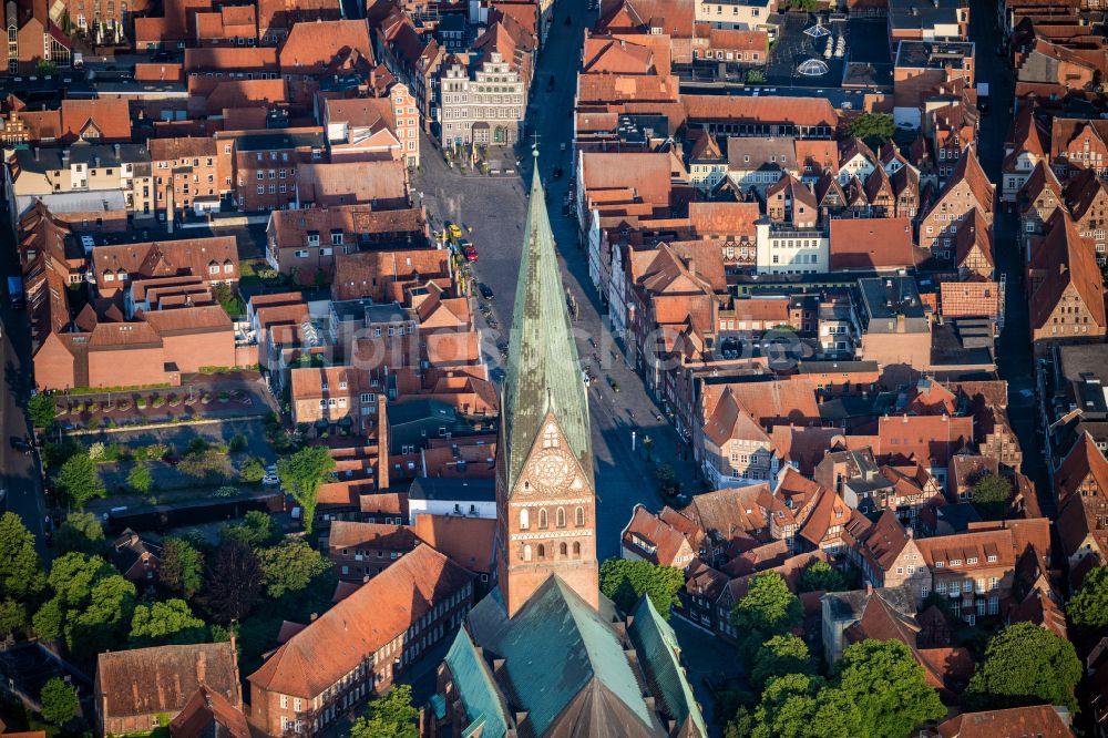 Luftbild Lüneburg - Kirchengebäude St. Johannis im Altstadt- Zentrum in Lüneburg im Bundesland Niedersachsen, Deutschland