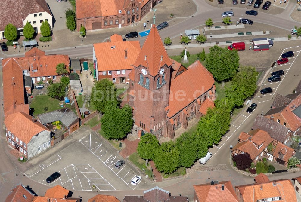 Dahlenburg aus der Vogelperspektive: Kirchengebäude der St. Johannis Kirche in Dahlenburg im Bundesland Niedersachsen, Deutschland