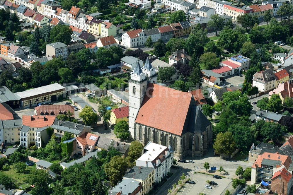 Schönebeck (Elbe) aus der Vogelperspektive: Kirchengebäude St. Johannis-Kirche an der Kirchstraße im Altstadt- Zentrum in Schönebeck (Elbe) im Bundesland Sachsen-Anhalt, Deutschland