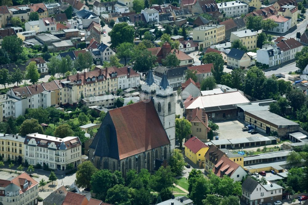 Luftaufnahme Schönebeck (Elbe) - Kirchengebäude St. Johannis-Kirche an der Kirchstraße im Altstadt- Zentrum in Schönebeck (Elbe) im Bundesland Sachsen-Anhalt, Deutschland