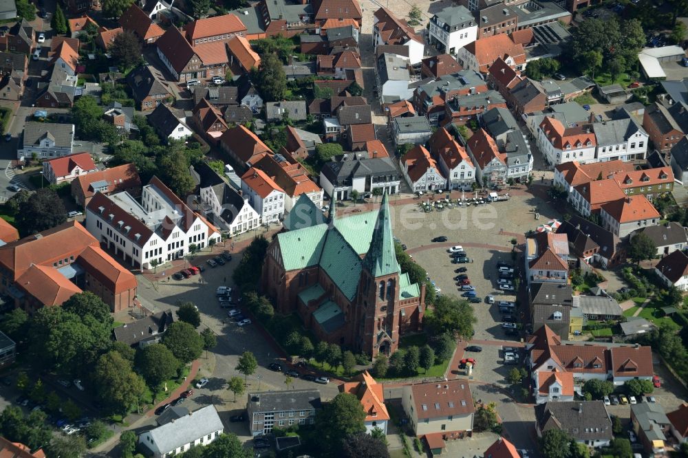 Luftaufnahme Meldorf - Kirchengebäude der St.-Johannis-Kirche in Meldorf im Bundesland Schleswig-Holstein