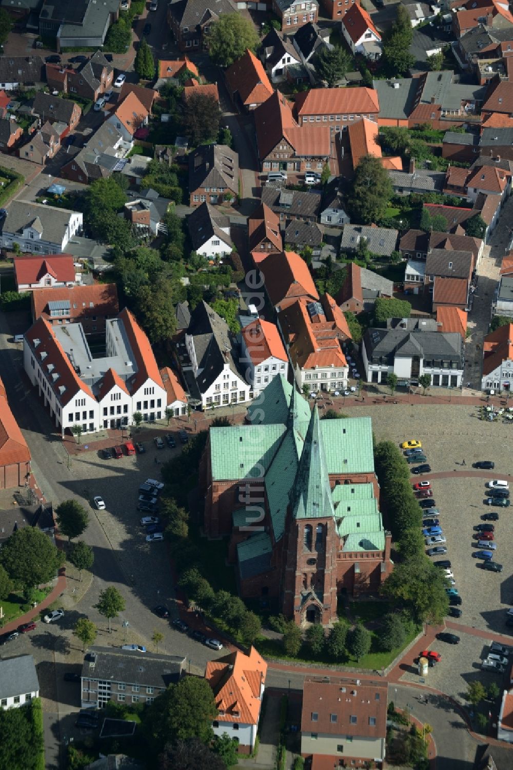 Meldorf von oben - Kirchengebäude der St.-Johannis-Kirche (Meldorfer Dom) im Altstadt- Zentrum in Meldorf im Bundesland Schleswig-Holstein