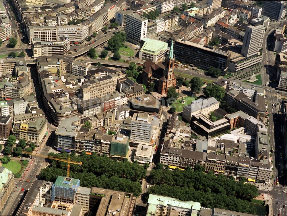 Düsseldorf von oben - Kirchengebäude Johanniskirche im Altstadt- Zentrum in Düsseldorf im Bundesland Nordrhein-Westfalen