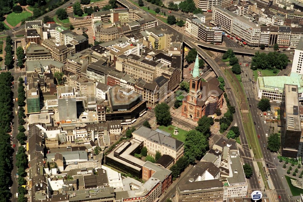 Düsseldorf aus der Vogelperspektive: Kirchengebäude Johanniskirche im Altstadt- Zentrum in Düsseldorf im Bundesland Nordrhein-Westfalen