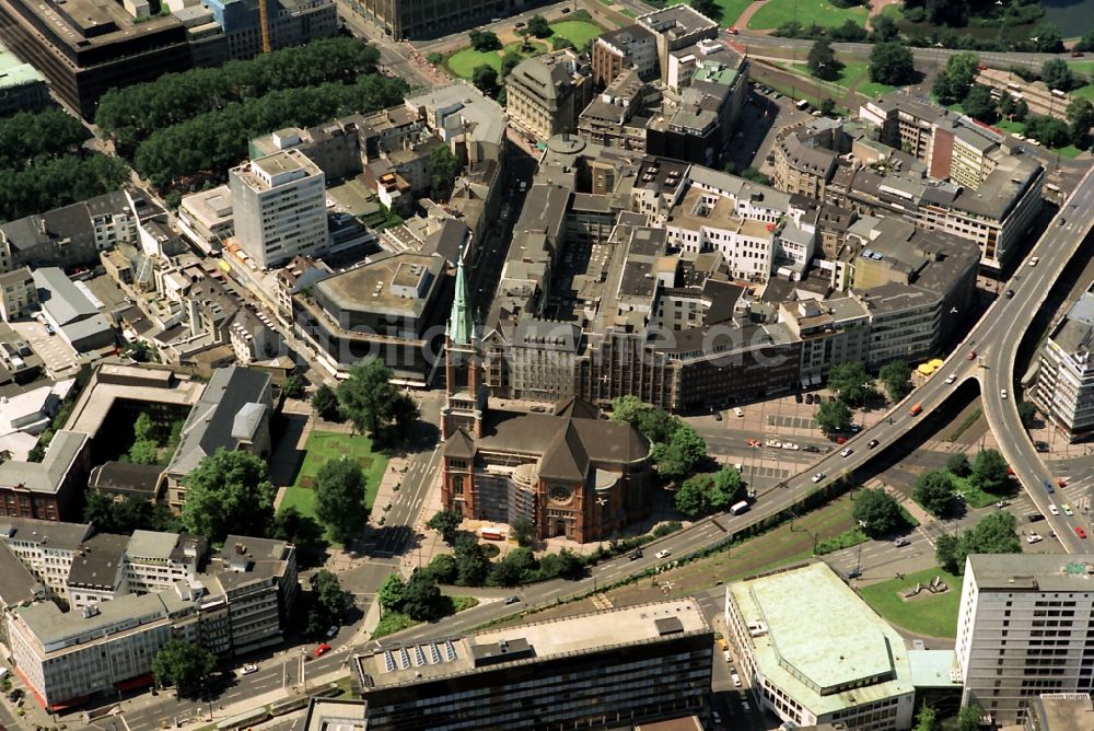 Luftbild Düsseldorf - Kirchengebäude Johanniskirche im Altstadt- Zentrum in Düsseldorf im Bundesland Nordrhein-Westfalen