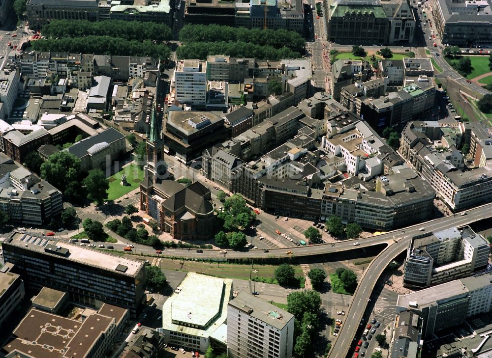 Luftaufnahme Düsseldorf - Kirchengebäude Johanniskirche im Altstadt- Zentrum in Düsseldorf im Bundesland Nordrhein-Westfalen