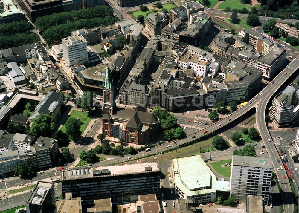 Düsseldorf von oben - Kirchengebäude Johanniskirche im Altstadt- Zentrum in Düsseldorf im Bundesland Nordrhein-Westfalen