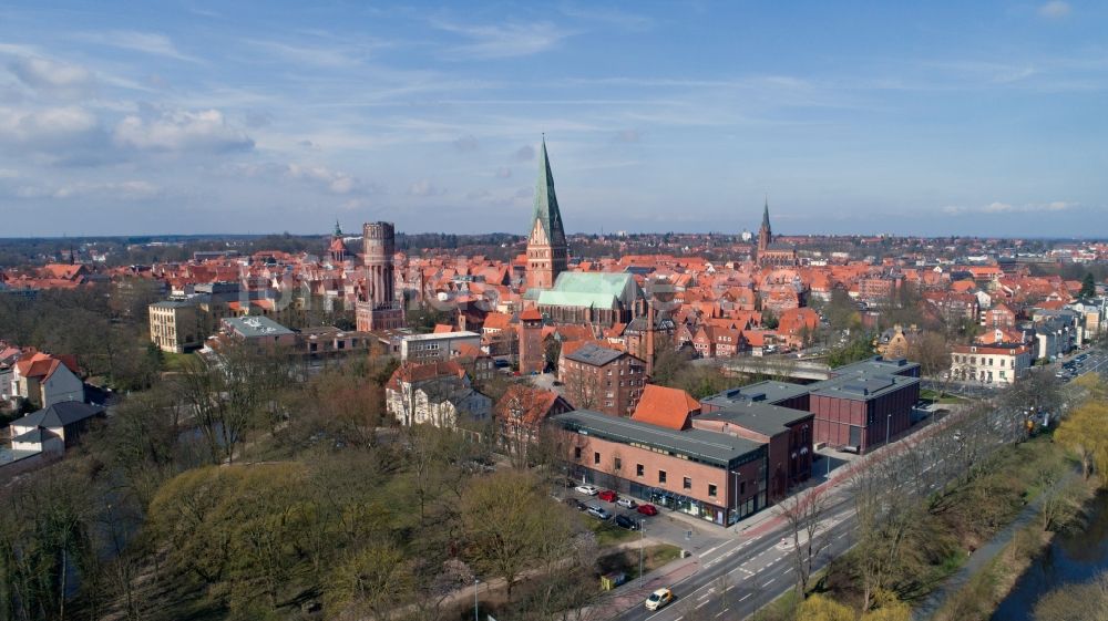 Luftaufnahme Lüneburg - Kirchengebäude der St. Johanniskirche im Altstadt- Zentrum in Lüneburg im Bundesland Niedersachsen