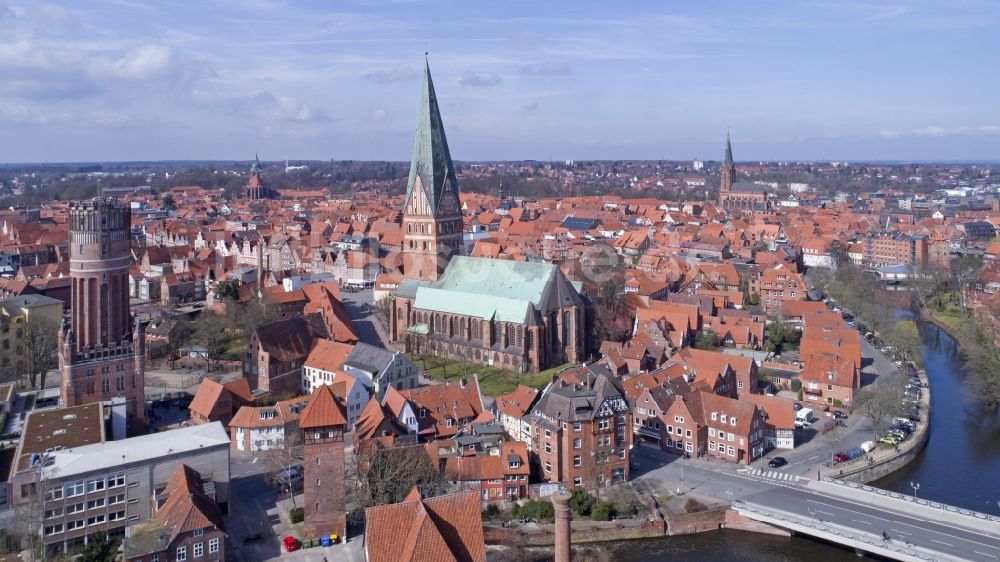 Luftbild Lüneburg - Kirchengebäude der St. Johanniskirche im Altstadt- Zentrum in Lüneburg im Bundesland Niedersachsen