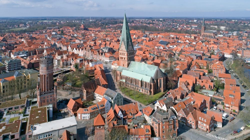 Luftaufnahme Lüneburg - Kirchengebäude der St. Johanniskirche im Altstadt- Zentrum in Lüneburg im Bundesland Niedersachsen