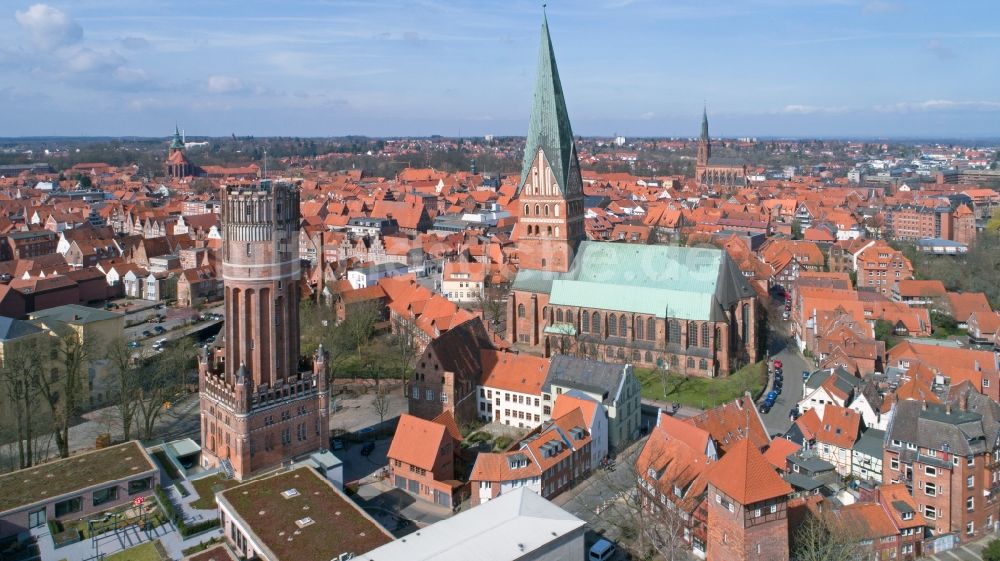 Lüneburg von oben - Kirchengebäude der St. Johanniskirche im Altstadt- Zentrum in Lüneburg im Bundesland Niedersachsen