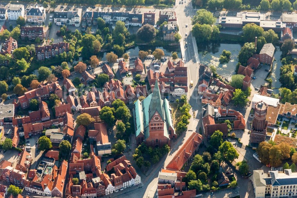 Lüneburg aus der Vogelperspektive: Kirchengebäude der St. Johanniskirche im Altstadt- Zentrum in Lüneburg im Bundesland Niedersachsen, Deutschland