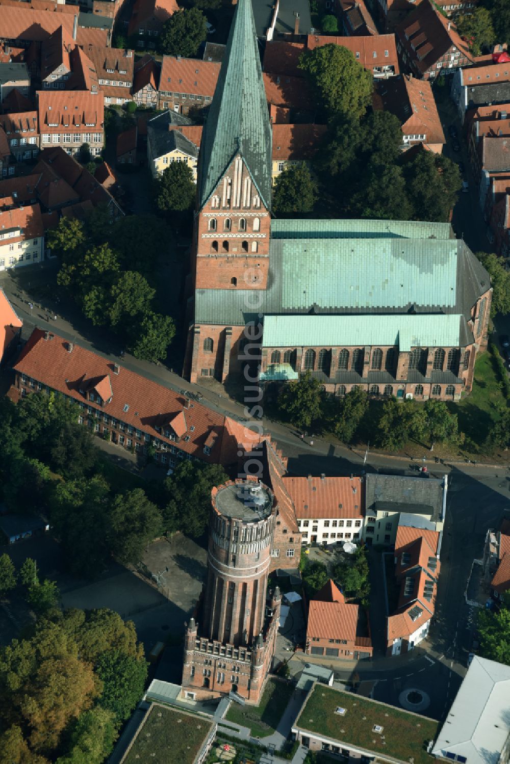 Luftbild Lüneburg - Kirchengebäude der St. Johanniskirche in Lüneburg im Bundesland Niedersachsen, Deutschland