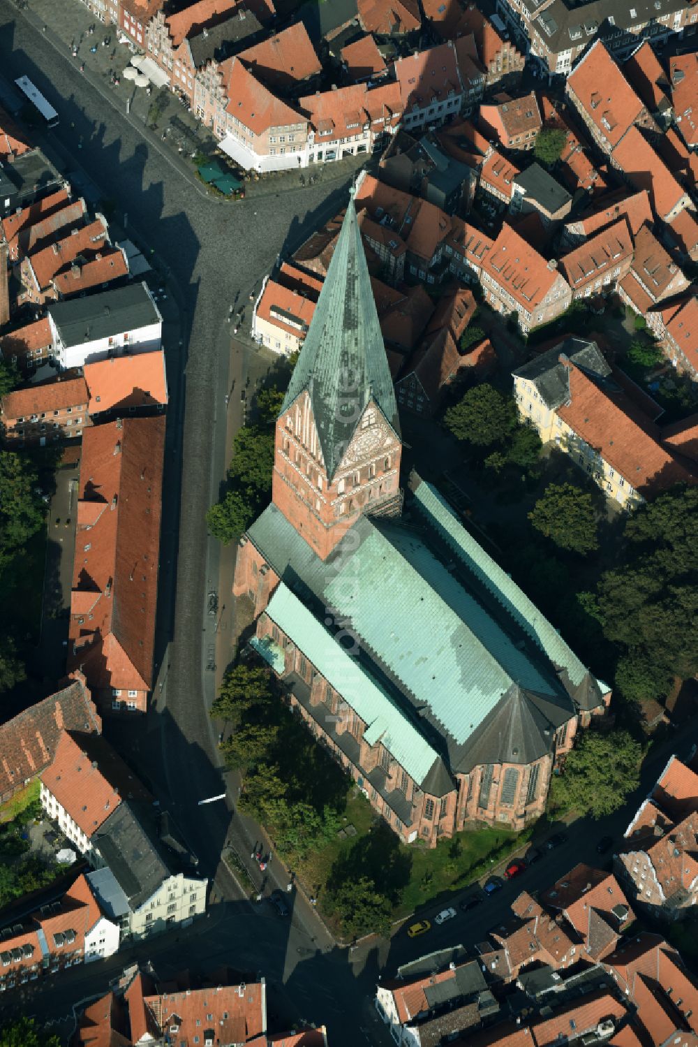 Lüneburg von oben - Kirchengebäude der St. Johanniskirche in Lüneburg im Bundesland Niedersachsen, Deutschland