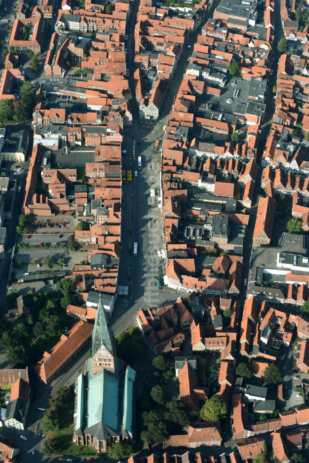 Lüneburg aus der Vogelperspektive: Kirchengebäude der St. Johanniskirche in Lüneburg im Bundesland Niedersachsen, Deutschland