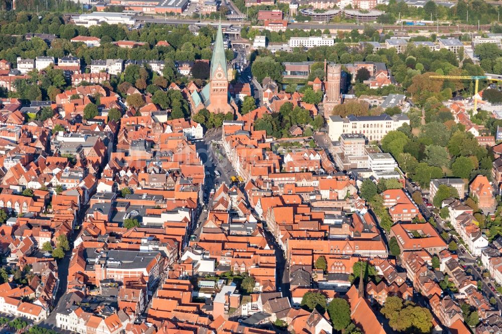 Lüneburg aus der Vogelperspektive: Kirchengebäude der St. Johanniskirche in Lüneburg im Bundesland Niedersachsen, Deutschland