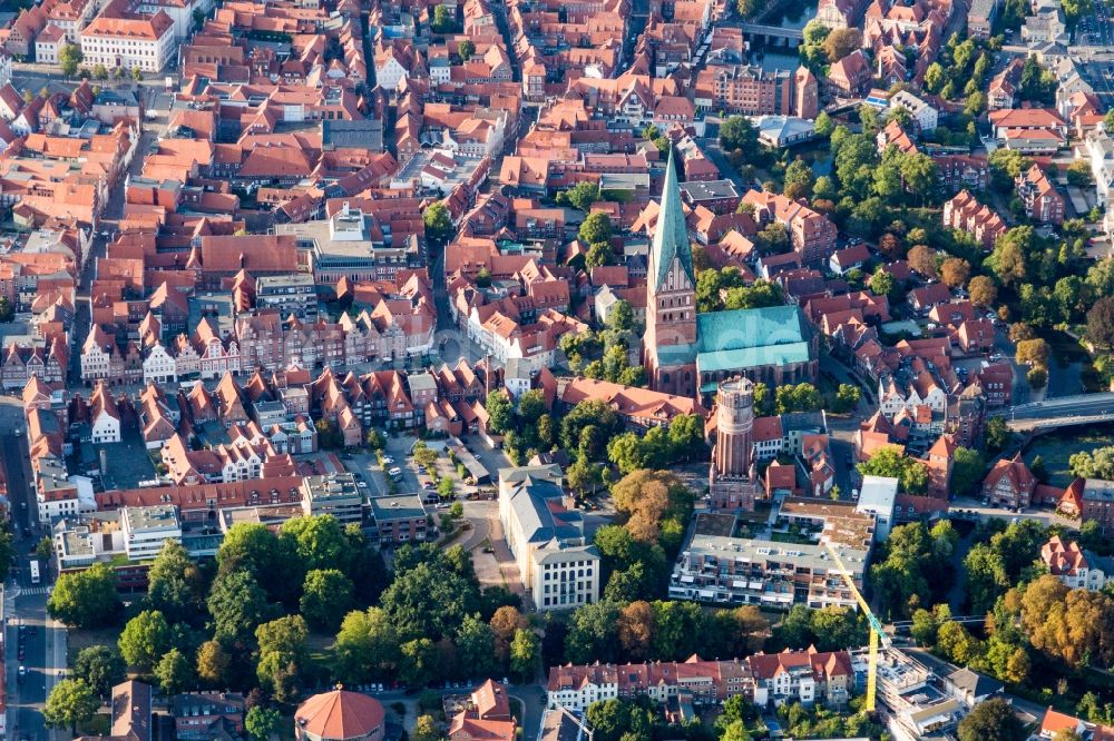 Luftaufnahme Lüneburg - Kirchengebäude der St. Johanniskirche in Lüneburg im Bundesland Niedersachsen, Deutschland