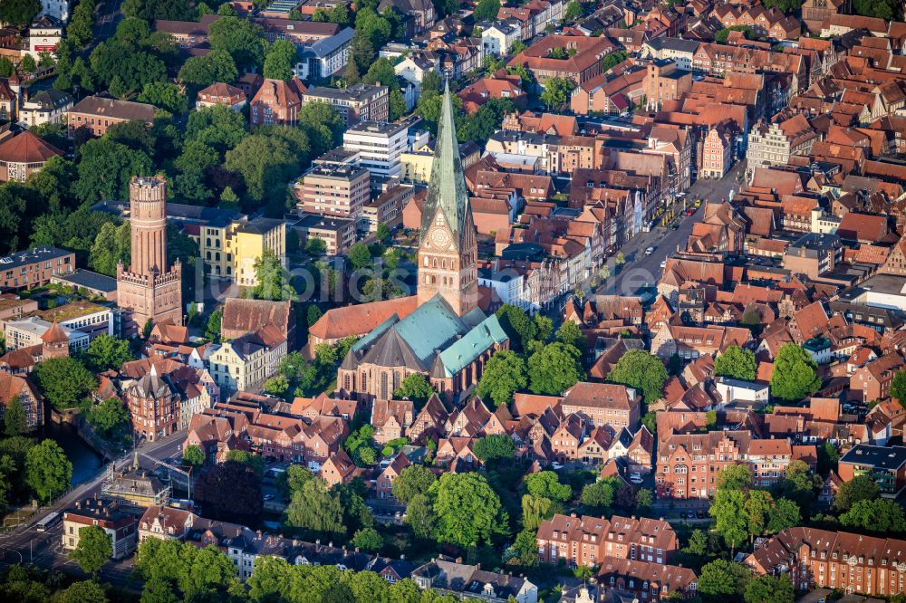 Luftaufnahme Lüneburg - Kirchengebäude der St. Johanniskirche in Lüneburg im Bundesland Niedersachsen, Deutschland