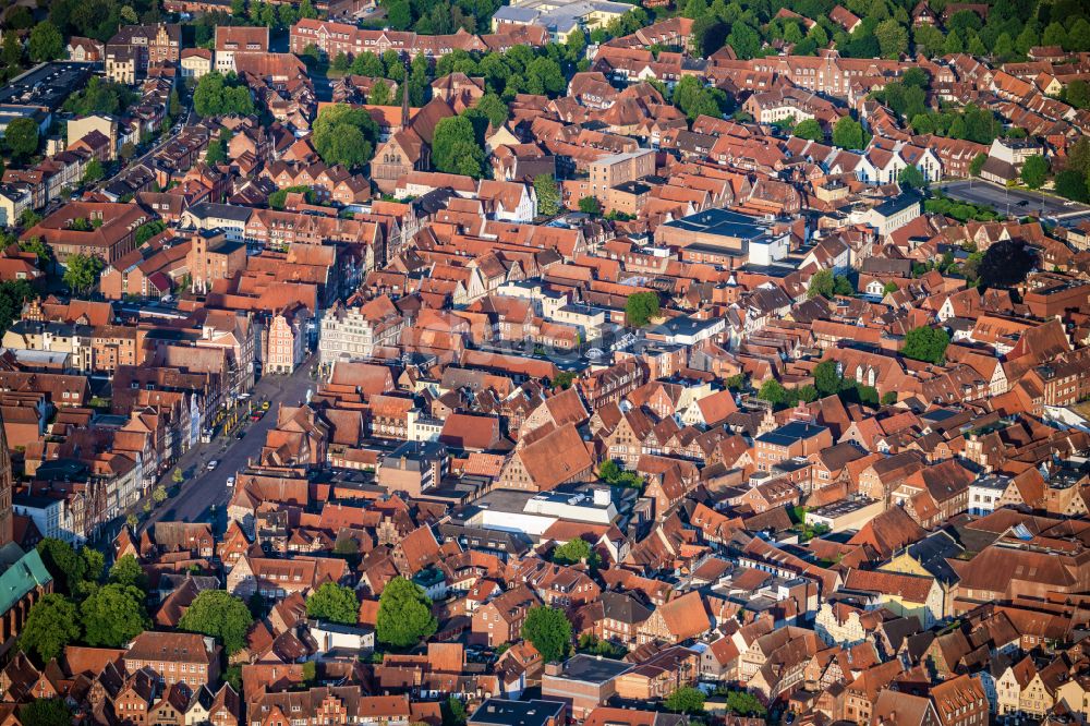 Lüneburg von oben - Kirchengebäude der St. Johanniskirche in Lüneburg im Bundesland Niedersachsen, Deutschland