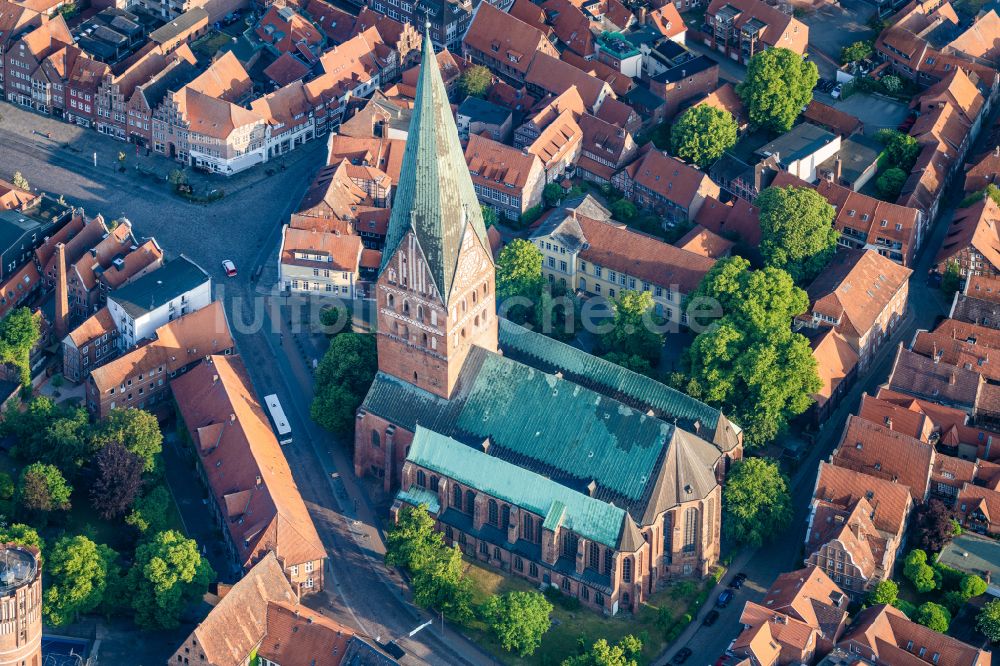 Lüneburg von oben - Kirchengebäude der St. Johanniskirche in Lüneburg im Bundesland Niedersachsen, Deutschland