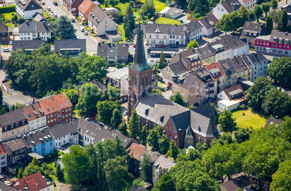 Luftaufnahme Essen - Kirchengebäude der St. Josef Pfarrkirche in Fintrop in Essen im Bundesland Nordrhein-Westfalen