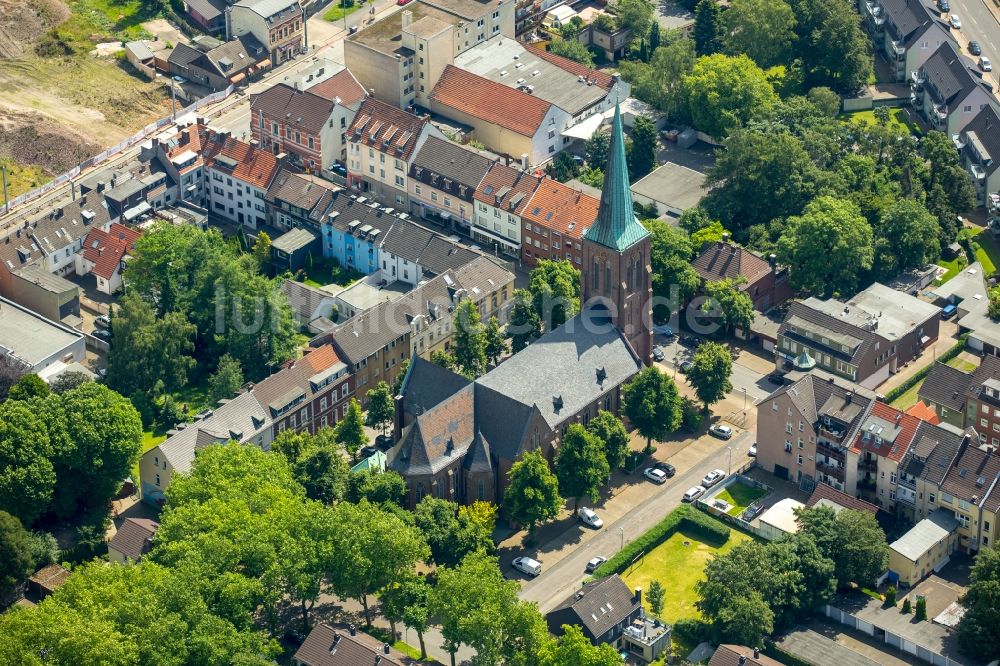 Essen von oben - Kirchengebäude der St. Josef Pfarrkirche in Fintrop in Essen im Bundesland Nordrhein-Westfalen