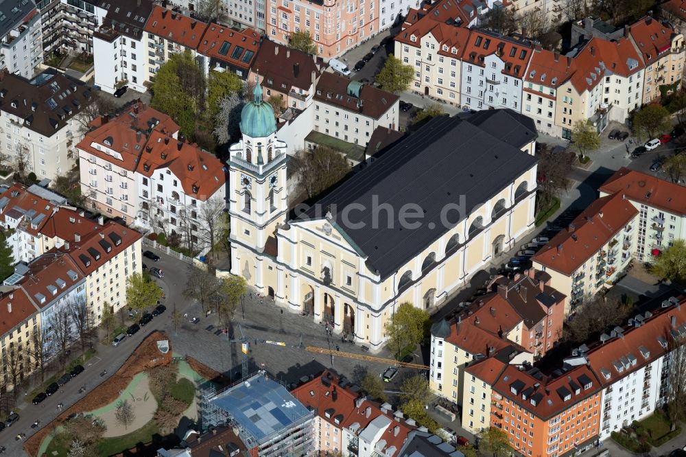 München aus der Vogelperspektive: Kirchengebäude St. Josef im Stadtteil Maxvorstadt in München im Bundesland Bayern, Deutschland