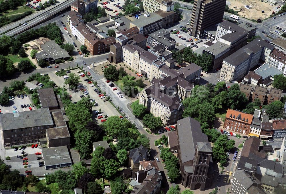 Luftaufnahme Duisburg - Kirchengebäude der Josefkirche und das St. Vincent-Hospital am Dellplatz in Duisburg im Bundesland Nordrhein-Westfalen