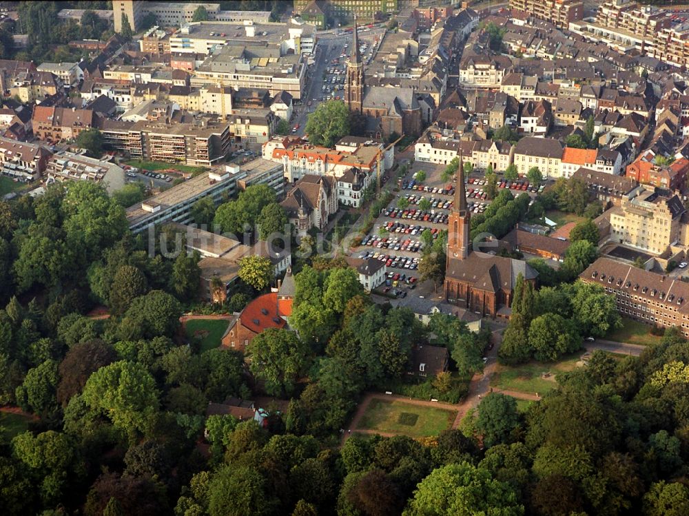 Luftaufnahme Moers - Kirchengebäude der St.-Josefs-Kirche Katholische Stadtpfarrkirche im Altstadt- Zentrum in Moers im Bundesland Nordrhein-Westfalen