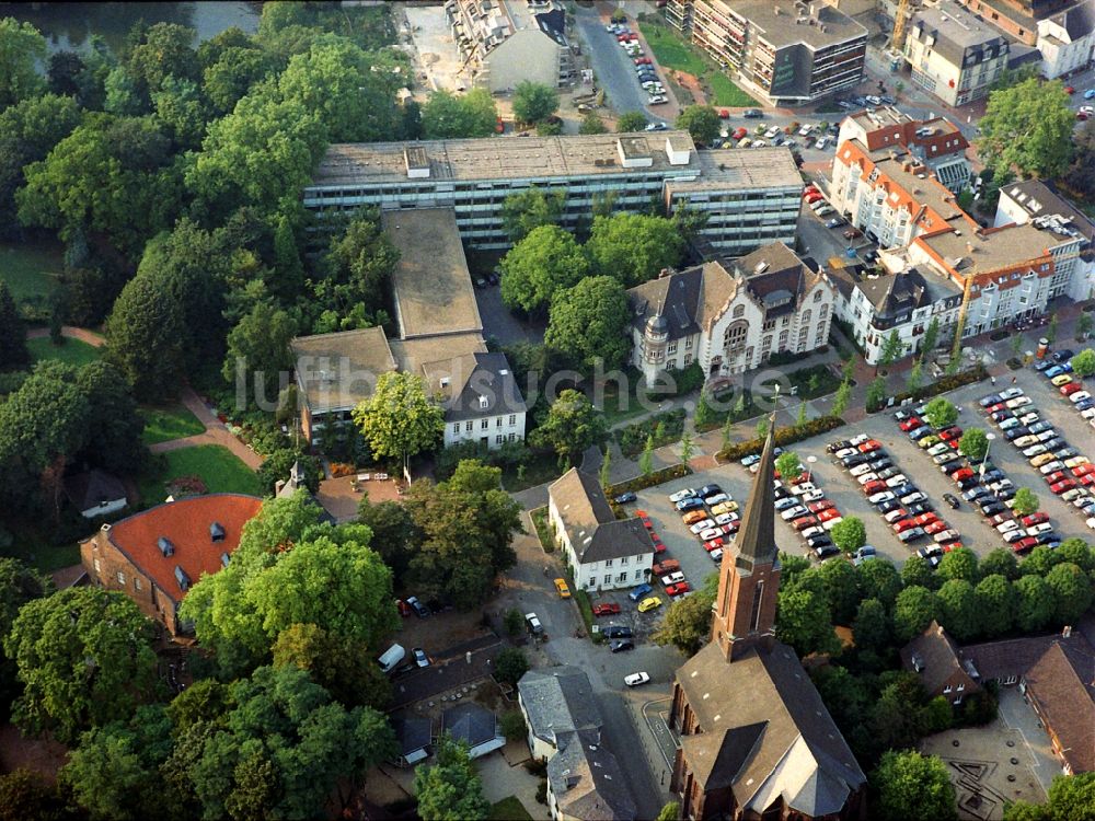 Moers von oben - Kirchengebäude der St.-Josefs-Kirche Katholische Stadtpfarrkirche im Altstadt- Zentrum in Moers im Bundesland Nordrhein-Westfalen