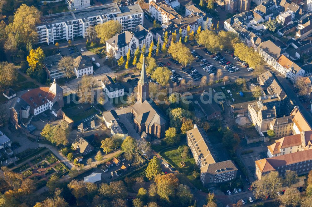 Luftaufnahme Moers - Kirchengebäude der St.-Josefs-Kirche Katholische Stadtpfarrkirche im Altstadt- Zentrum in Moers im Bundesland Nordrhein-Westfalen