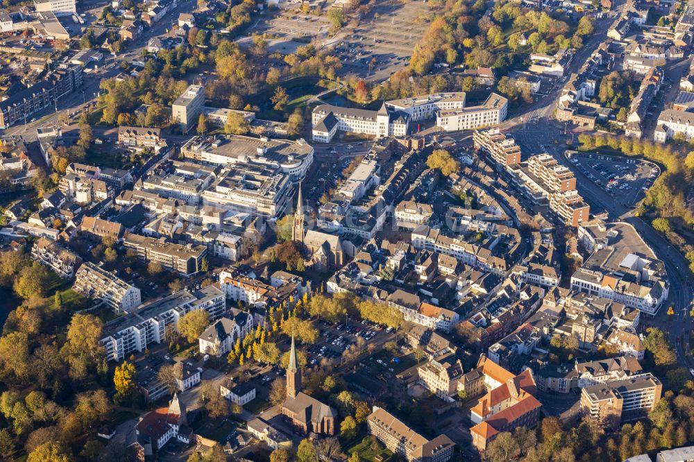 Moers von oben - Kirchengebäude der St.-Josefs-Kirche Katholische Stadtpfarrkirche im Altstadt- Zentrum in Moers im Bundesland Nordrhein-Westfalen