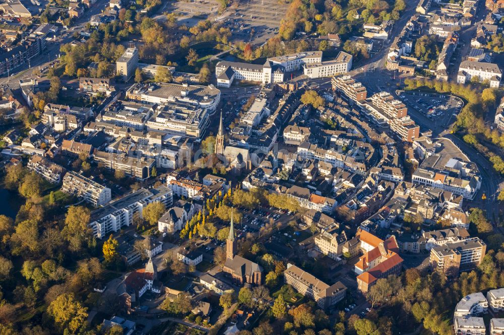 Moers aus der Vogelperspektive: Kirchengebäude der St.-Josefs-Kirche Katholische Stadtpfarrkirche im Altstadt- Zentrum in Moers im Bundesland Nordrhein-Westfalen