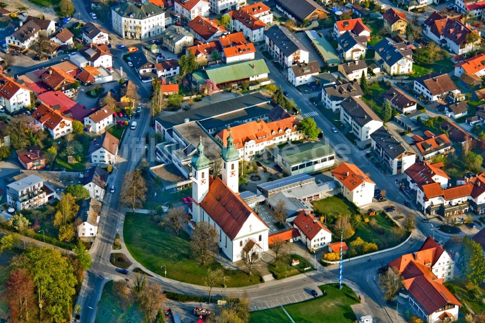 Tutzing aus der Vogelperspektive: Kirchengebäude St. Joseph in der Dorfmitte in Tutzing im Bundesland Bayern