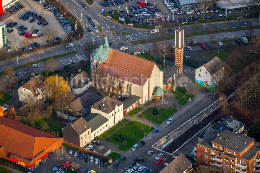 Luftbild Mülheim an der Ruhr - Kirchengebäude der St. Joseph an der Heinrich-Lemberg-Straße in Mülheim an der Ruhr im Bundesland Nordrhein-Westfalen