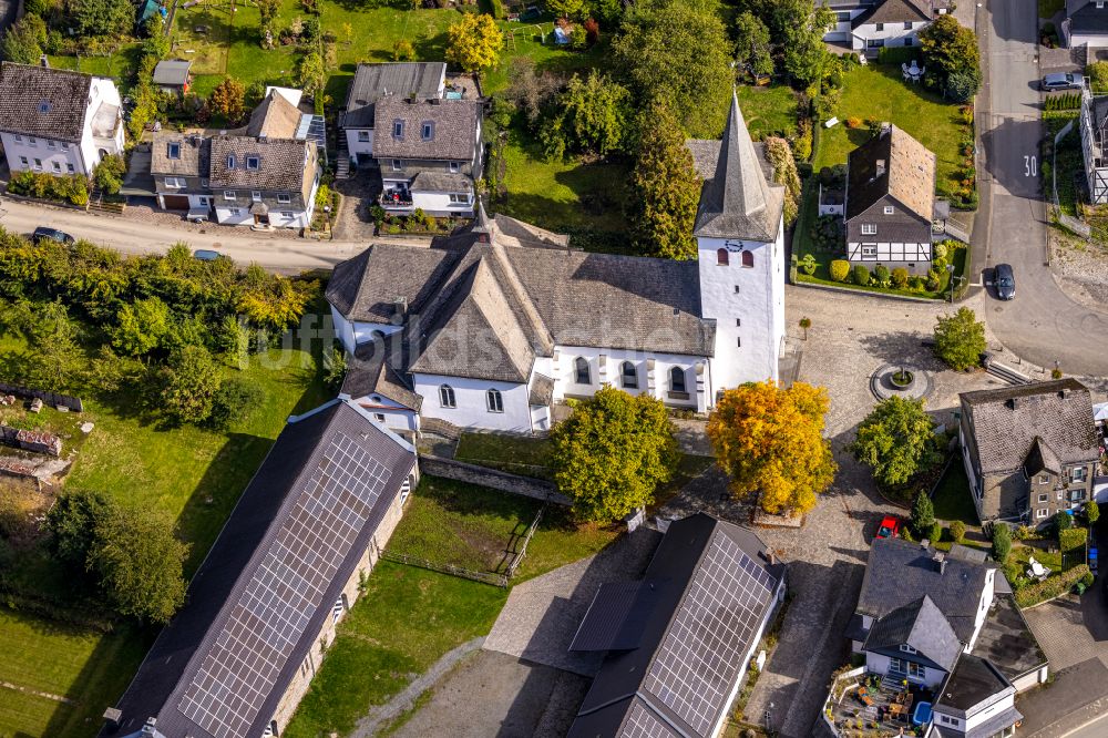 Ostwig von oben - Kirchengebäude der St. Joseph Kirche Ostwig in Ostwig im Bundesland Nordrhein-Westfalen, Deutschland