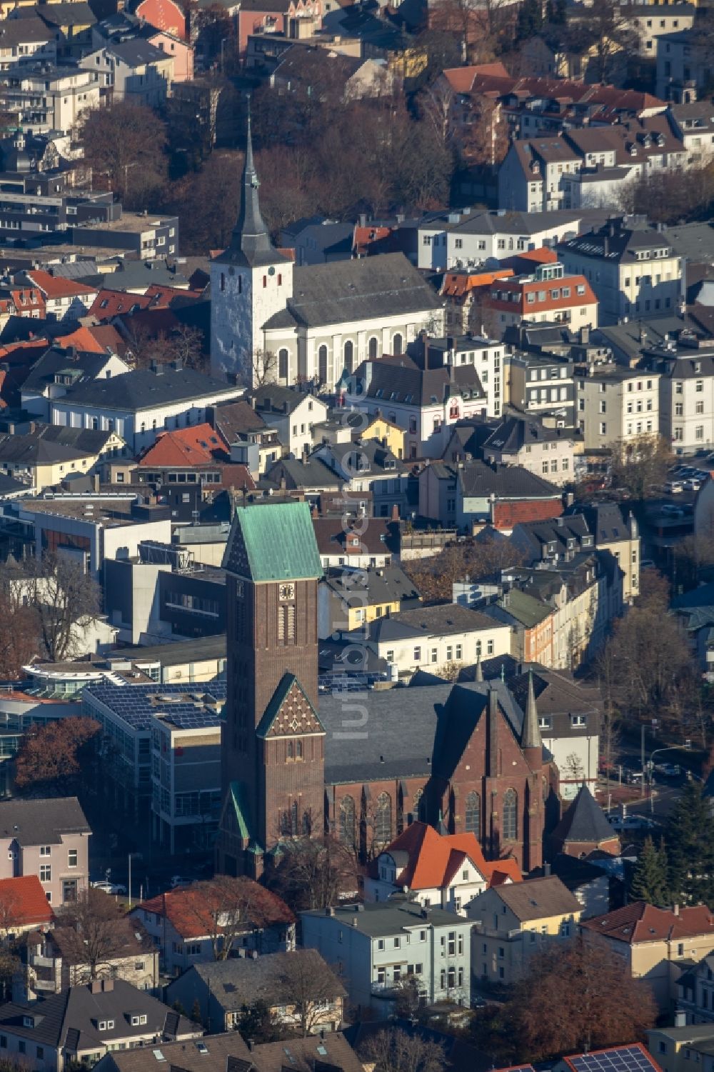 Lüdenscheid von oben - Kirchengebäude der St. Joseph und Medardus in Lüdenscheid im Bundesland Nordrhein-Westfalen, Deutschland