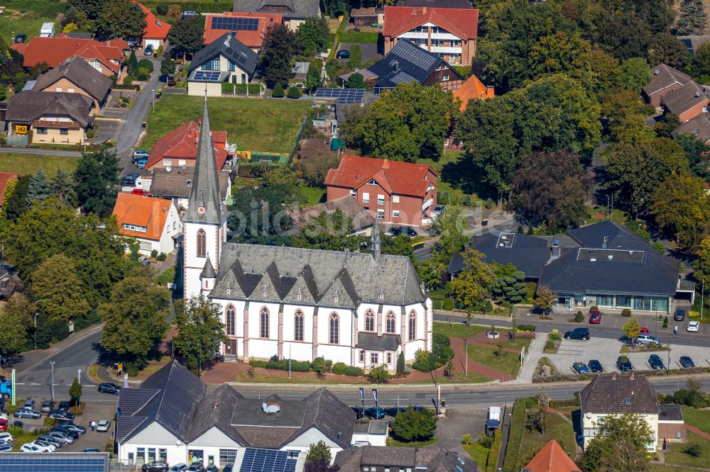 Westenholz aus der Vogelperspektive: Kirchengebäude St. Joseph in der Ortsmitte in Westenholz im Bundesland Nordrhein-Westfalen, Deutschland