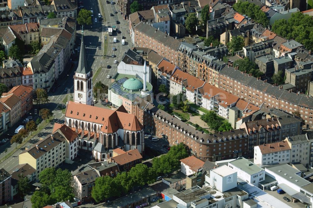 Luftaufnahme Mannheim - Kirchengebäude der Jugendkirche Samuel in der Nachbarschaft zur Moschee Yavuz-Sultan-Selim-Moschee am Luisenring in Mannheim im Bundesland Baden-Württemberg