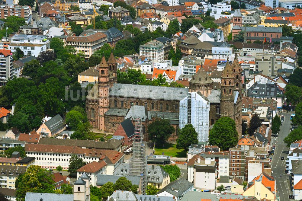 Worms aus der Vogelperspektive: Kirchengebäude des Kaiser-Dom St. Peter in Worms im Bundesland Rheinland-Pfalz, Deutschland