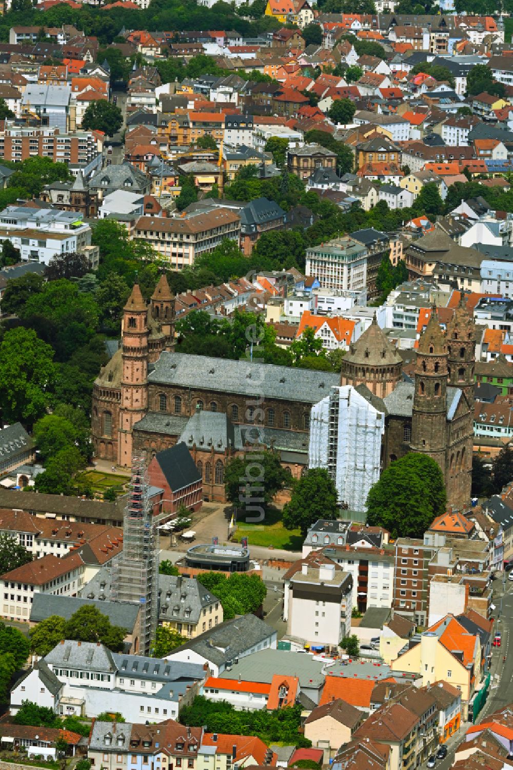 Luftaufnahme Worms - Kirchengebäude des Kaiser-Dom St. Peter in Worms im Bundesland Rheinland-Pfalz, Deutschland