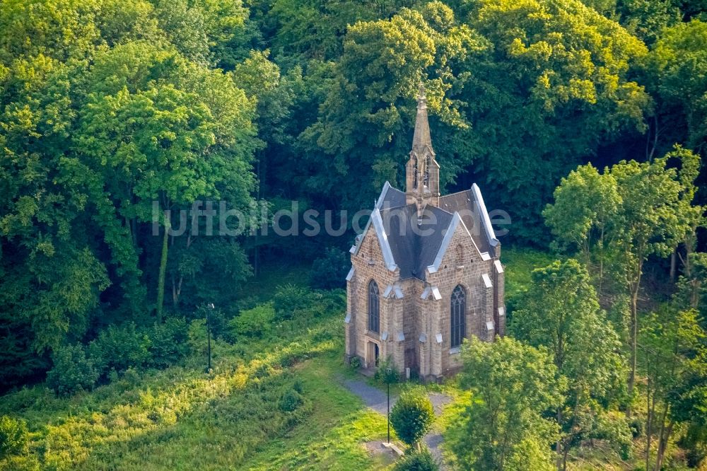 Arnsberg von oben - Kirchengebäude der Kapelle in Arnsberg im Bundesland Nordrhein-Westfalen