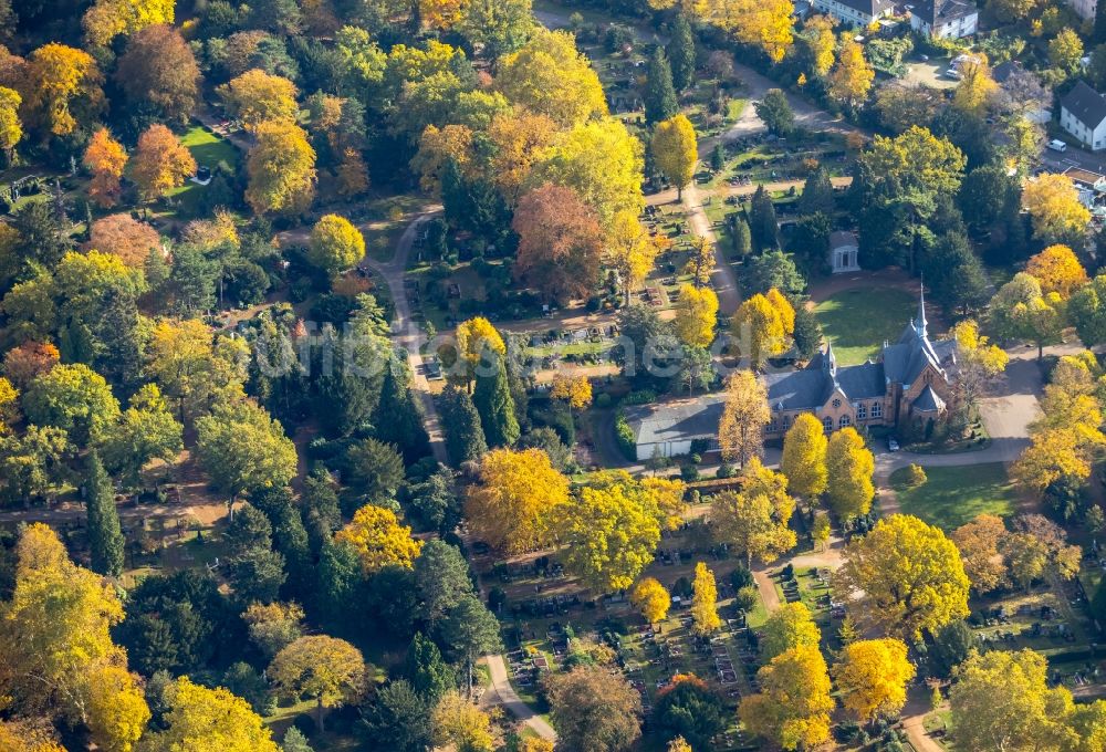 Luftaufnahme Düsseldorf - Kirchengebäude der Kapelle in Düsseldorf im Bundesland Nordrhein-Westfalen, Deutschland