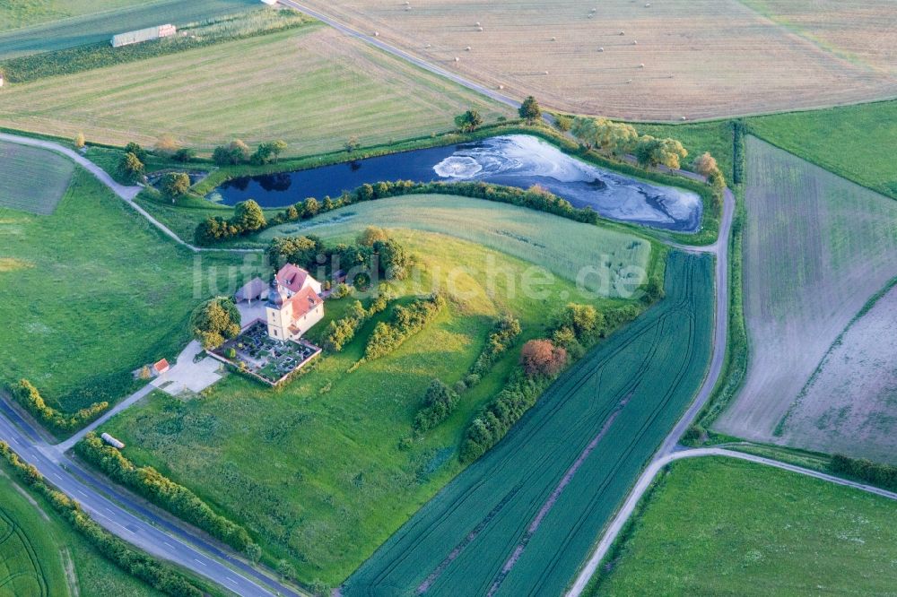 Luftaufnahme Eschenau - Kirchengebäude der Kapelle am Eschenauer Mühlbach in Eschenau im Bundesland Bayern, Deutschland