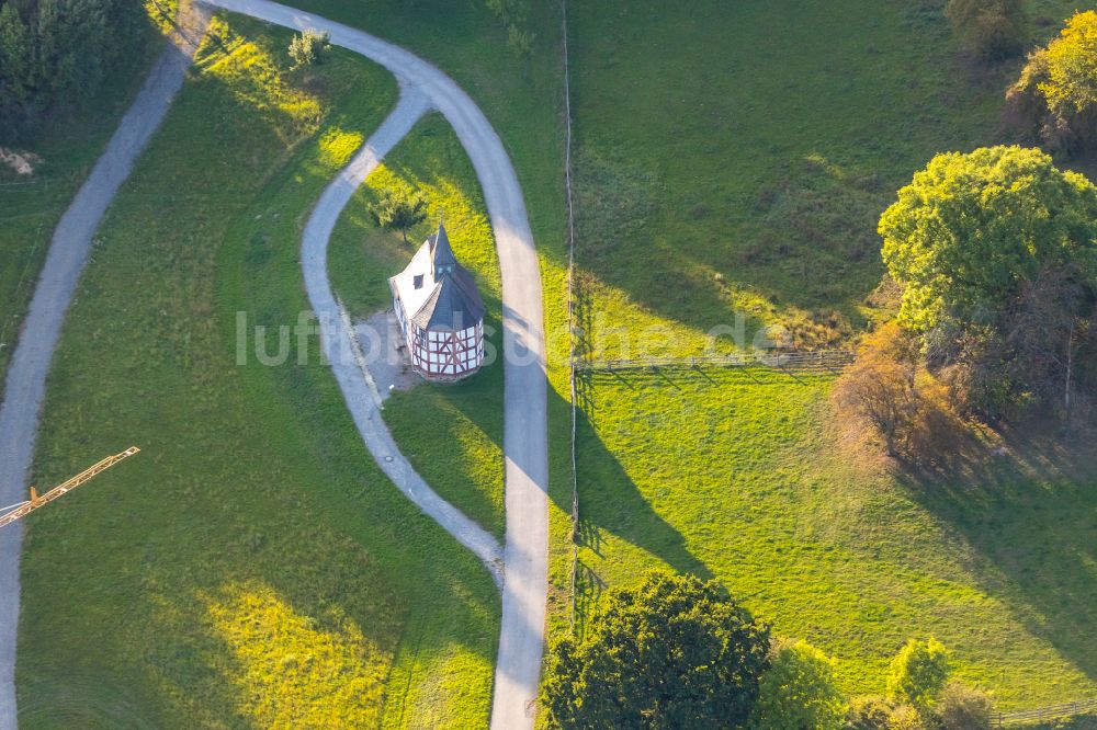 Detmold aus der Vogelperspektive: Kirchengebäude der Kapelle im Freilichtmuseum in Detmold im Bundesland Nordrhein-Westfalen, Deutschland