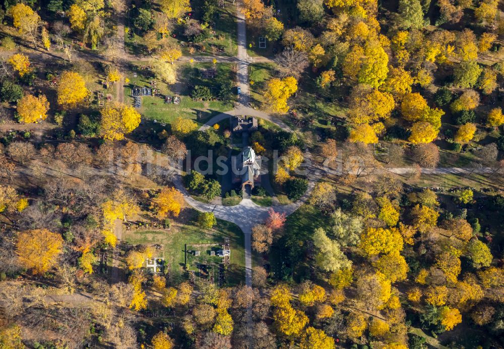 Luftaufnahme Duisburg - Kirchengebäude der Kapelle des Friedhof Sternbuschweg in Duisburg im Bundesland Nordrhein-Westfalen, Deutschland